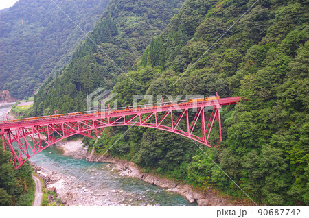 新山彦橋を走る黒部峡谷トロッコ電車の夏の風景7　富山県黒部市 90687742