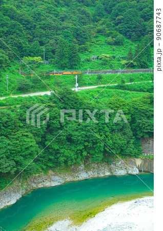 黒部川沿いを走る黒部峡谷トロッコ電車の夏の風景1 富山県黒部市 黒部川沿いを走る黒部峡谷トロッコ電車の夏の風景1 富山県黒部市 90687743
