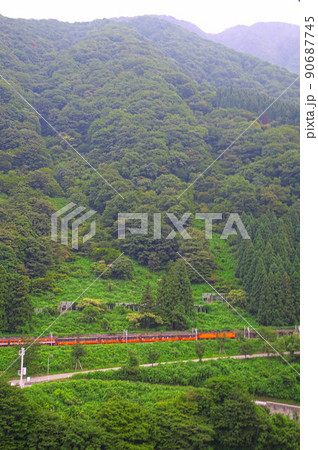 黒部川沿いを走る黒部峡谷トロッコ電車の夏の風景3 富山県黒部市 黒部川沿いを走る黒部峡谷トロッコ電車の夏の風景3 富山県黒部市 90687745