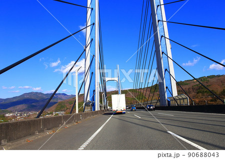 東名高速道路 足柄橋を走行するトラックと車 東名高速道路 足柄橋を走行するトラックと車 90688043