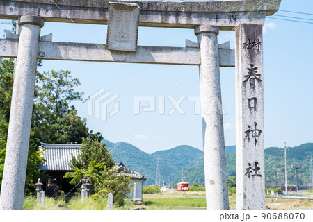 【樽見鉄道】神社の横を駆け抜ける列車 【樽見鉄道】神社の横を駆け抜ける列車 90688070