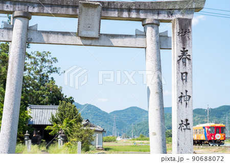 【樽見鉄道】神社の横を駆け抜ける列車 90688072