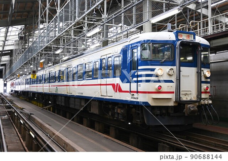 車両基地に停車する1次新潟色の115系電車 90688144