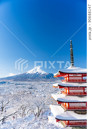 大雪が降った日の山梨県富士吉田市の忠霊塔と冠雪した富士山 90688147
