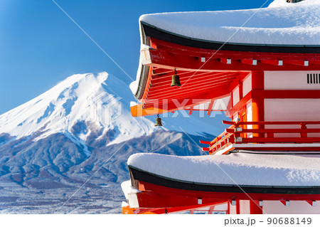 大雪が降った日の山梨県富士吉田市の忠霊塔と冠雪した富士山 90688149