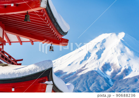 大雪が降った日の山梨県富士吉田市の忠霊塔と冠雪した富士山 90688236