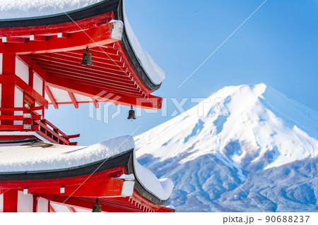 大雪が降った日の山梨県富士吉田市の忠霊塔と冠雪した富士山 90688237