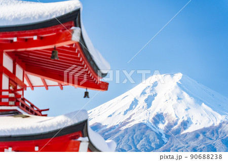 大雪が降った日の山梨県富士吉田市の忠霊塔と冠雪した富士山 90688238