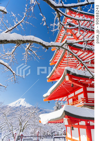 大雪が降った日の山梨県富士吉田市の忠霊塔と冠雪した富士山 90688243