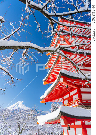 大雪が降った日の山梨県富士吉田市の忠霊塔と冠雪した富士山 90688244