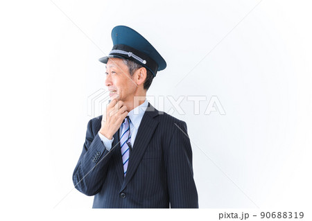 車内放送をする男性の車掌 車内放送をする男性の車掌 90688319