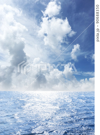 きらめく海と澄み切った青空、湧き上がる入道雲 きらめく海と澄み切った青空、湧き上がる入道雲 90688350