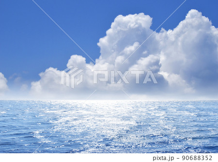 きらめく海と澄み切った青空、湧き上がる入道雲 きらめく海と澄み切った青空、湧き上がる入道雲 90688352