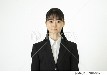 スーツを着た若い女性 就活生・フレッシャーズイメージ 白バック ポートレート スーツを着た若い女性 就活生・フレッシャーズイメージ 白バック ポートレート 90688732