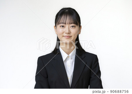 スーツを着たカメラ目線の若い女性　 　ポートレート 90688756