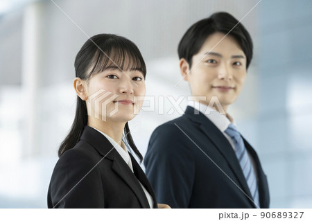 カメラ目線で笑顔のスーツを着た若い男女　就活生・フレッシャーズイメージ 90689327