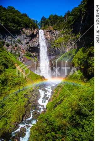 【栃木県・奥日光】イワツバメ舞う華厳の滝と虹の架け橋 夏編 8月 90689404