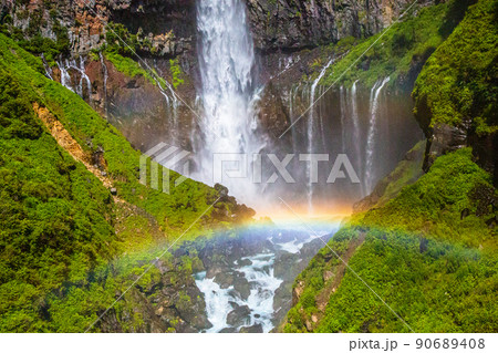 【栃木県・奥日光】イワツバメ舞う華厳の滝と虹の架け橋 夏編 8月 【栃木県・奥日光】イワツバメ舞う華厳の滝と虹の架け橋 夏編 8月 90689408
