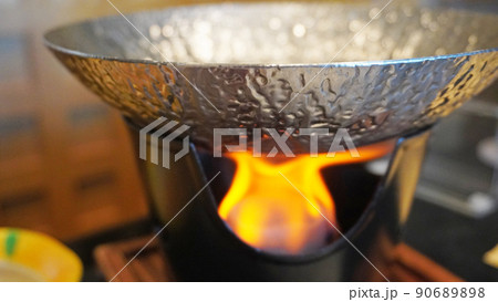 和食の写真<06>(着火されて燃え上がる固定燃料) 和食の写真<06>(着火されて燃え上がる固定燃料) 90689898