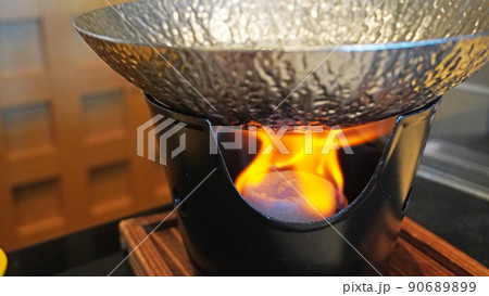 和食の写真<07>(着火されて燃え上がる固定燃料) 和食の写真<07>(着火されて燃え上がる固定燃料) 90689899
