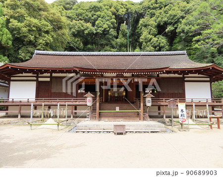 京都、宇治上神社、拝殿、ロング、清めの砂も写っている 90689903