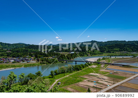 信濃川と田舎の街並み（長岡市・関越道越後川口SA上りより） 90689992