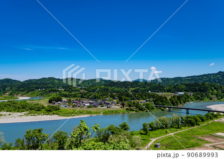 信濃川と田舎の街並み(長岡市・関越道越後川口SA上りより) 信濃川と田舎の街並み(長岡市・関越道越後川口SA上りより) 90689993