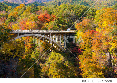 【宮城県】鮮やかな紅葉の鳴子峡 90690081