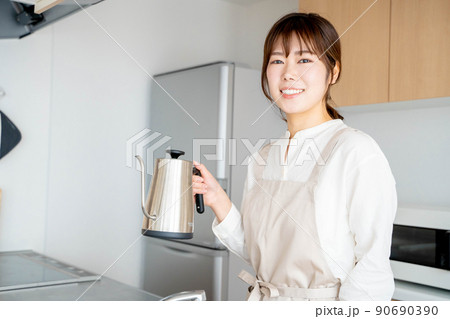 女性 ダイニングキッチン ライフスタイル 女性 ダイニングキッチン ライフスタイル 90690390