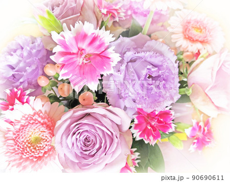 紫の薔薇とピンクの撫子のフラワーアレンジメント 紫の薔薇とピンクの撫子のフラワーアレンジメント 90690611