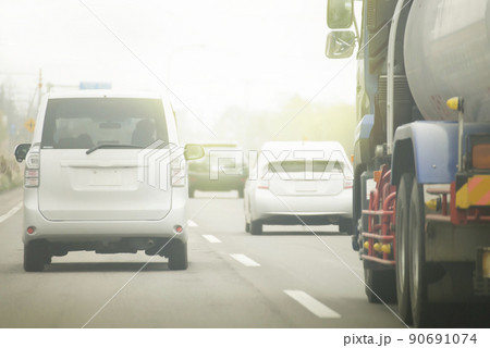 走行する車 90691074