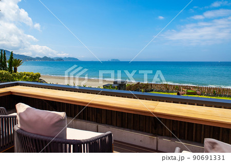 快晴のビーチ、綺麗な青い海、海岸・海辺・海沿いのカフェで休憩してひと休み（千葉県） 90691331