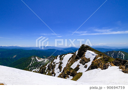 （群馬県）残雪期の谷川岳・トマの耳 90694759