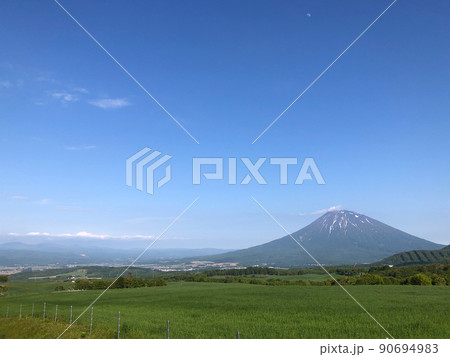 広大な牧草地と残雪が残る羊蹄山 広大な牧草地と残雪が残る羊蹄山 90694983