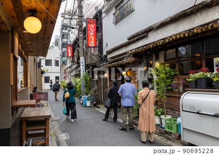 東京都千代田区　神保町の路地裏 90695228