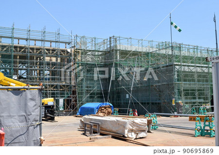 施工中の建設工事現場 90695869