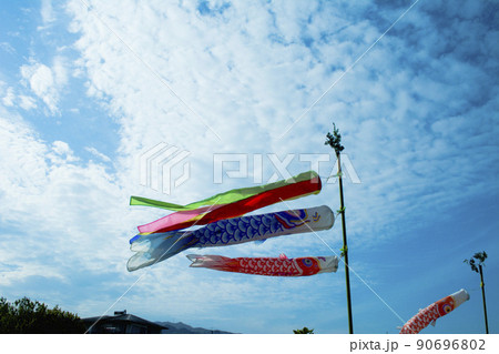 青空と鯉のぼり 90696802
