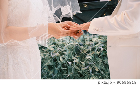 結婚式の指輪交換 結婚式の指輪交換 90696818