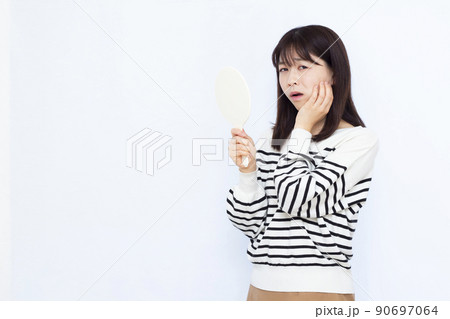 むし歯で歯が痛い30代の女性 90697064