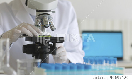 研究者 顕微鏡 研究者 顕微鏡 90697120