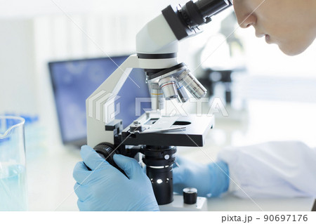 研究者 顕微鏡 研究者 顕微鏡 90697176