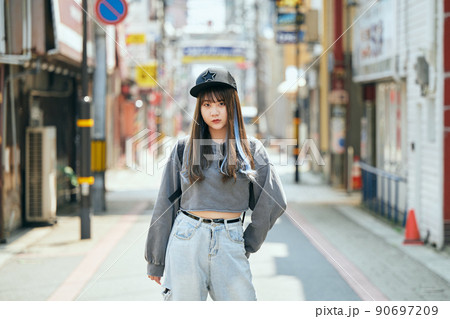 カメラ目線で立つZ世代の女性 カメラ目線で立つZ世代の女性 90697209