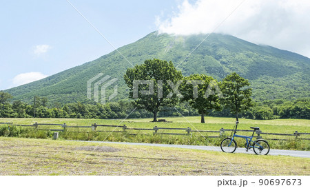 新緑・初夏のサイクリングイメージ(大山まきばみるくの里付近) 新緑・初夏のサイクリングイメージ(大山まきばみるくの里付近) 90697673