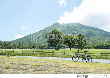 新緑・初夏のサイクリングイメージ(大山まきばみるくの里付近) 新緑・初夏のサイクリングイメージ(大山まきばみるくの里付近) 90697674