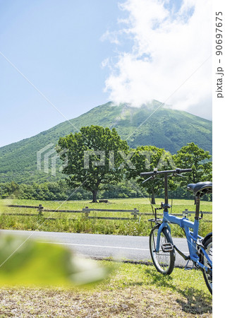 新緑・初夏のサイクリングイメージ(大山まきばみるくの里付近) 新緑・初夏のサイクリングイメージ(大山まきばみるくの里付近) 90697675