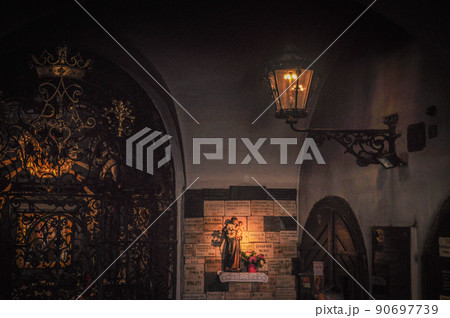 ザグレブ旧市街の石の門 90697739