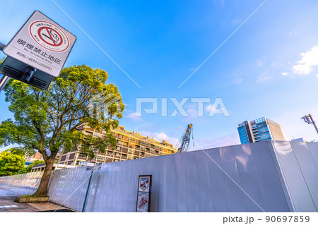 日本の横浜都市景観　横浜市旧市庁舎解体工事・再開発現場などを望む。この辺りは喫煙禁止地区＝6月12日 90697859