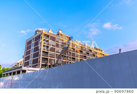 日本の横浜都市景観 横浜市旧市庁舎解体工事・再開発現場などを望む。この辺りは喫煙禁止地区=6月12日 日本の横浜都市景観 横浜市旧市庁舎解体工事・再開発現場などを望む。この辺りは喫煙禁止地区=6月12日 90697860