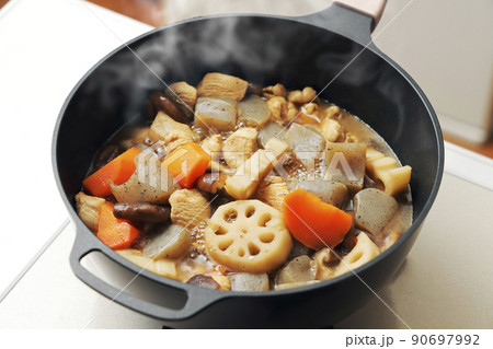 鍋で調理している鶏肉と根菜の煮物 90697992