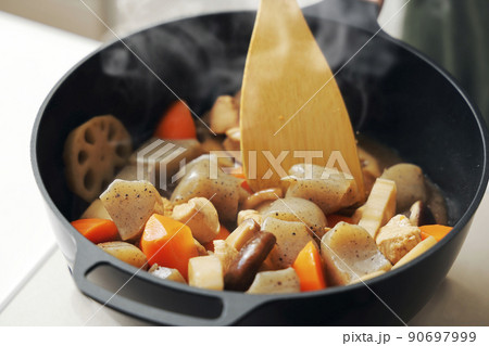 鍋で調理している鶏肉と根菜の煮物 90697999